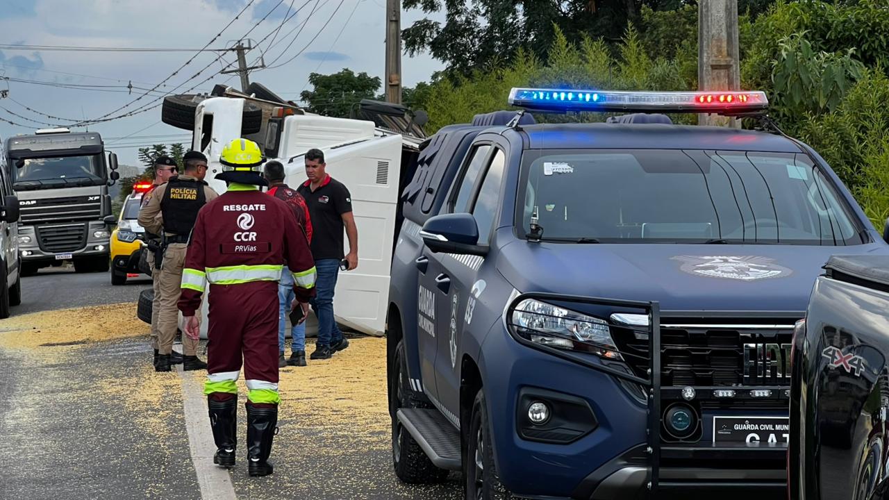 Vídeo | Motorista embriagado é preso após tombar caminhão em avenida em Ponta Grossa