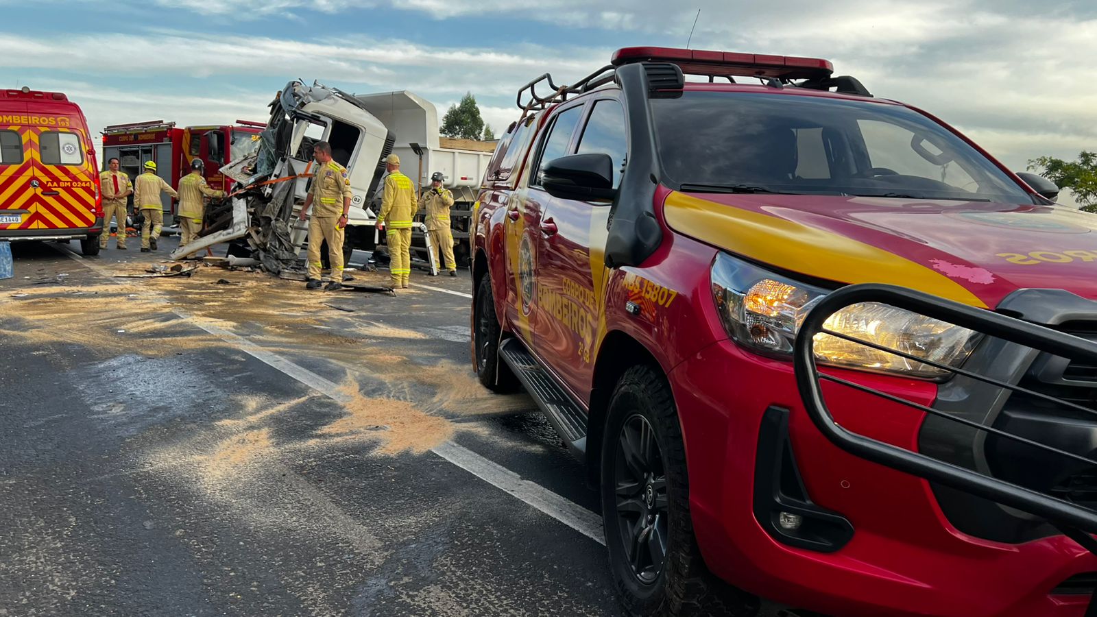 Vídeo | Motorista fica preso às ferragens após grave acidente entre caminhões na BR-376