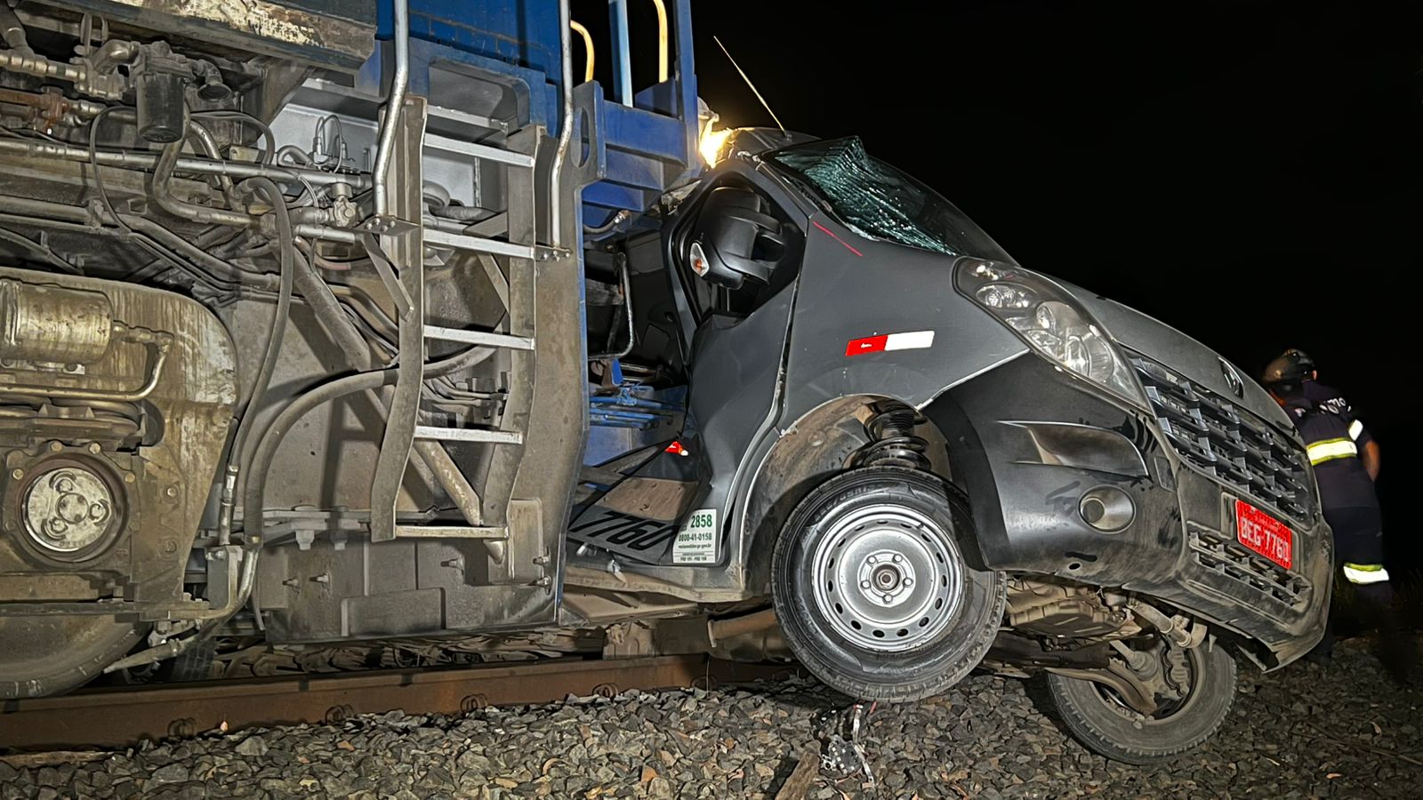 Vídeos | Van fica presa em trilhos e é atingida por trem em Ponta Grossa