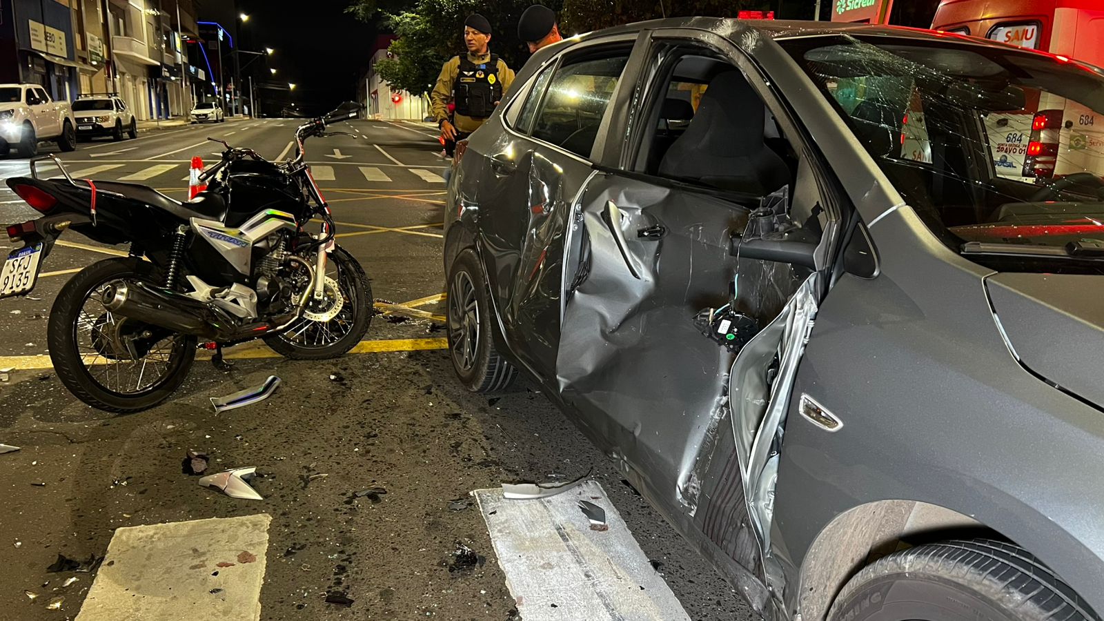 Vídeos | Acidente grave no Centro deixa motociclista entubado e mulher ferida em Ponta Grossa