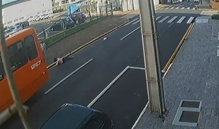 Vídeo | Motorista é indiciado após idosa morrer ao ser arrastada por ônibus da VCG