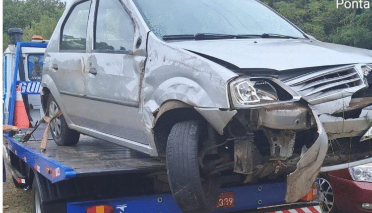 Capotamento na PR-151 deixa duas pessoas ficam feridas
