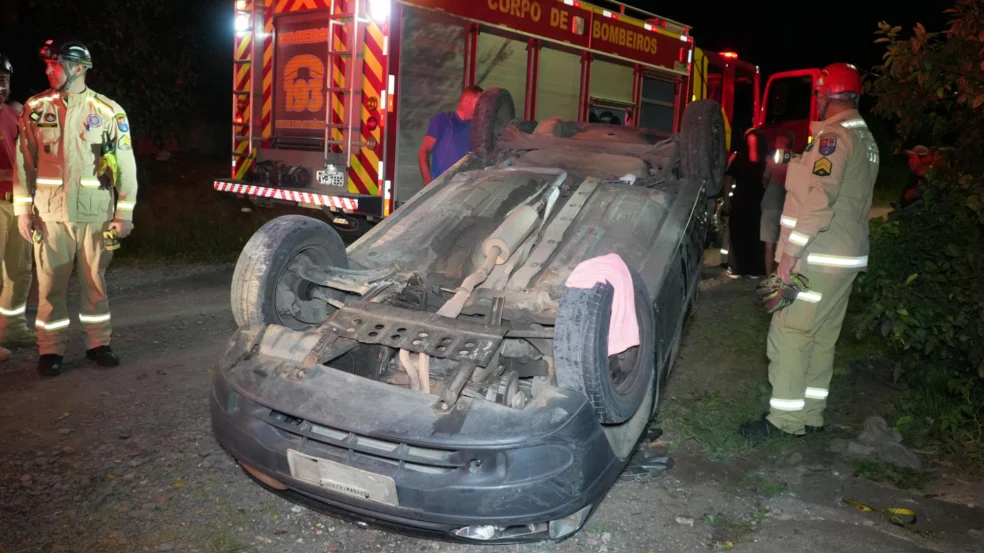 Vídeos | Jovens bebem, pegam carro escondido e capotam em Ponta Grossa