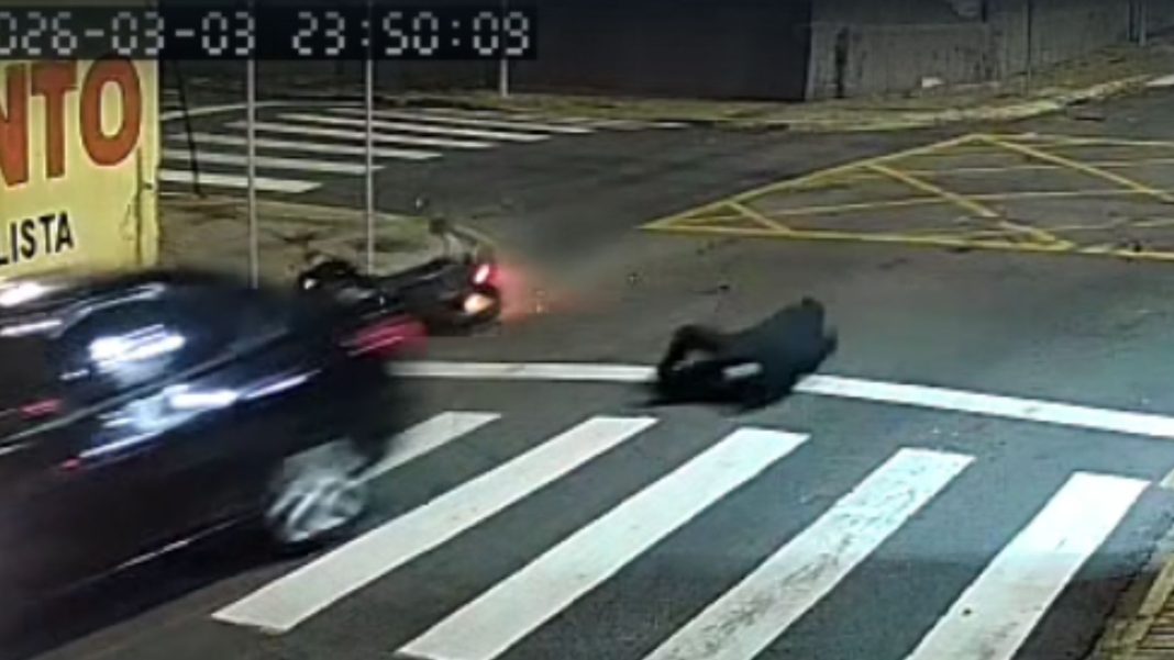 Vigilante segue em estado grave após acidente e polícia investiga quem dirigia o carro