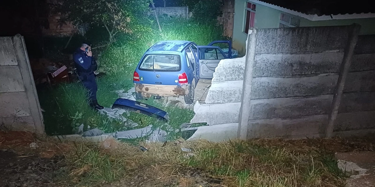 Motorista ignora ordem de parada, invade residência e foge após perseguição