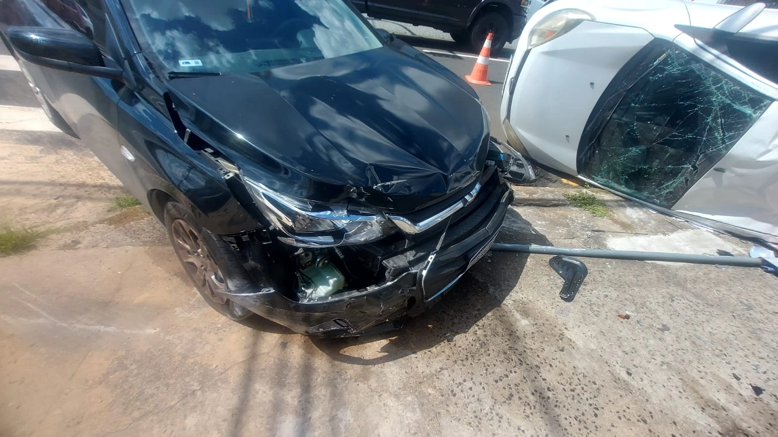 Carro capota após batida em cruzamento em Nova Russia