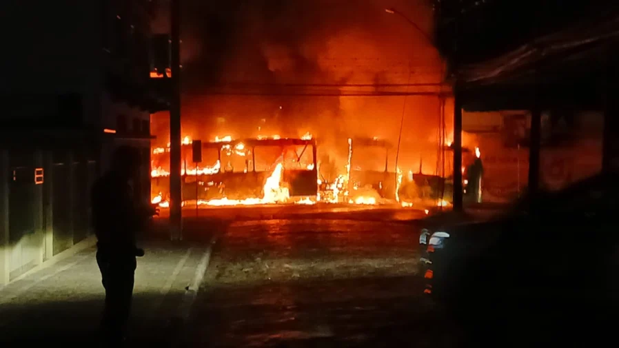 Ônibus com passageiros pega fogo em Ponta Grossa; veja vídeos