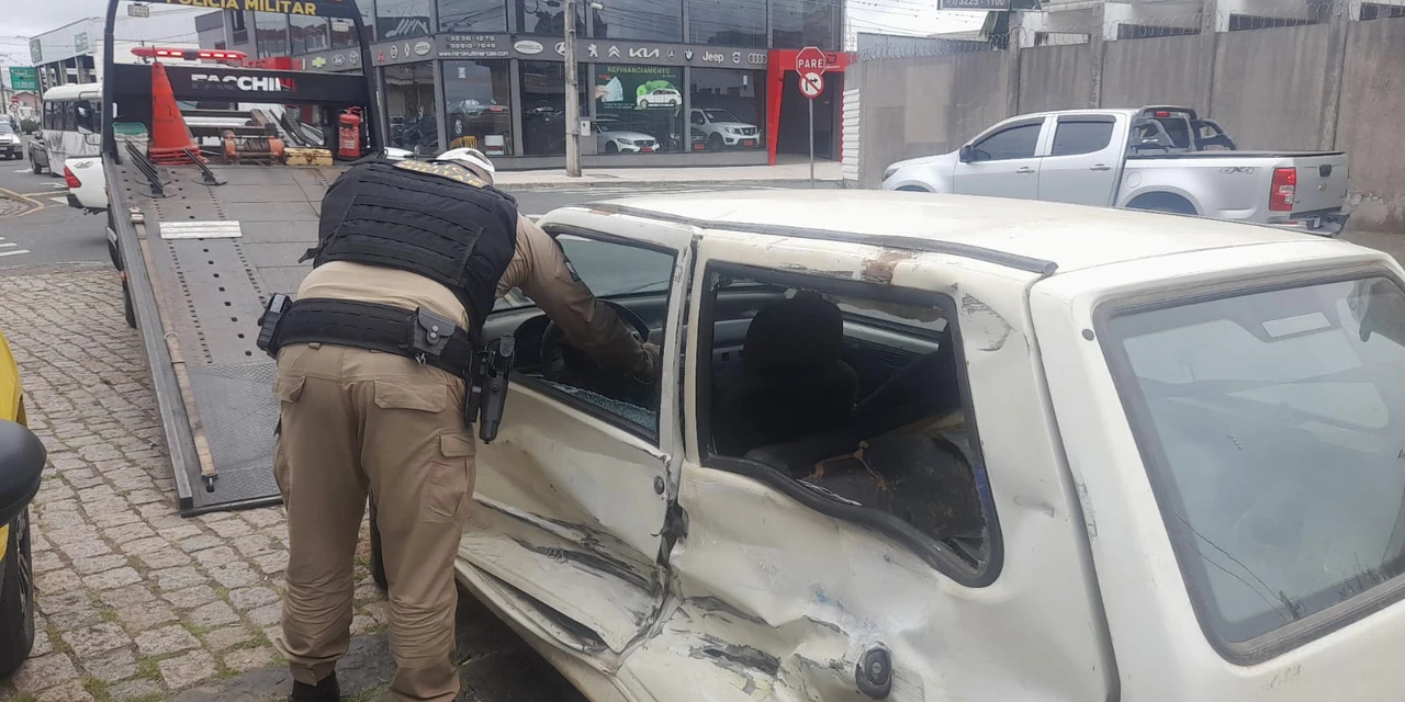 Acidente entre ônibus e Fiat Uno deixa motorista ferido em Ponta Grossa