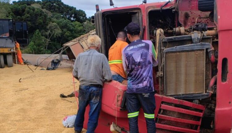 Caminhão tomba e carga se espalha na PR-151 entre Ponta Grossa e Palmeira