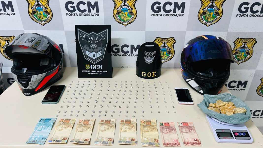 Dupla é presa com meio quilo de crack após jogar sacola em bueiro