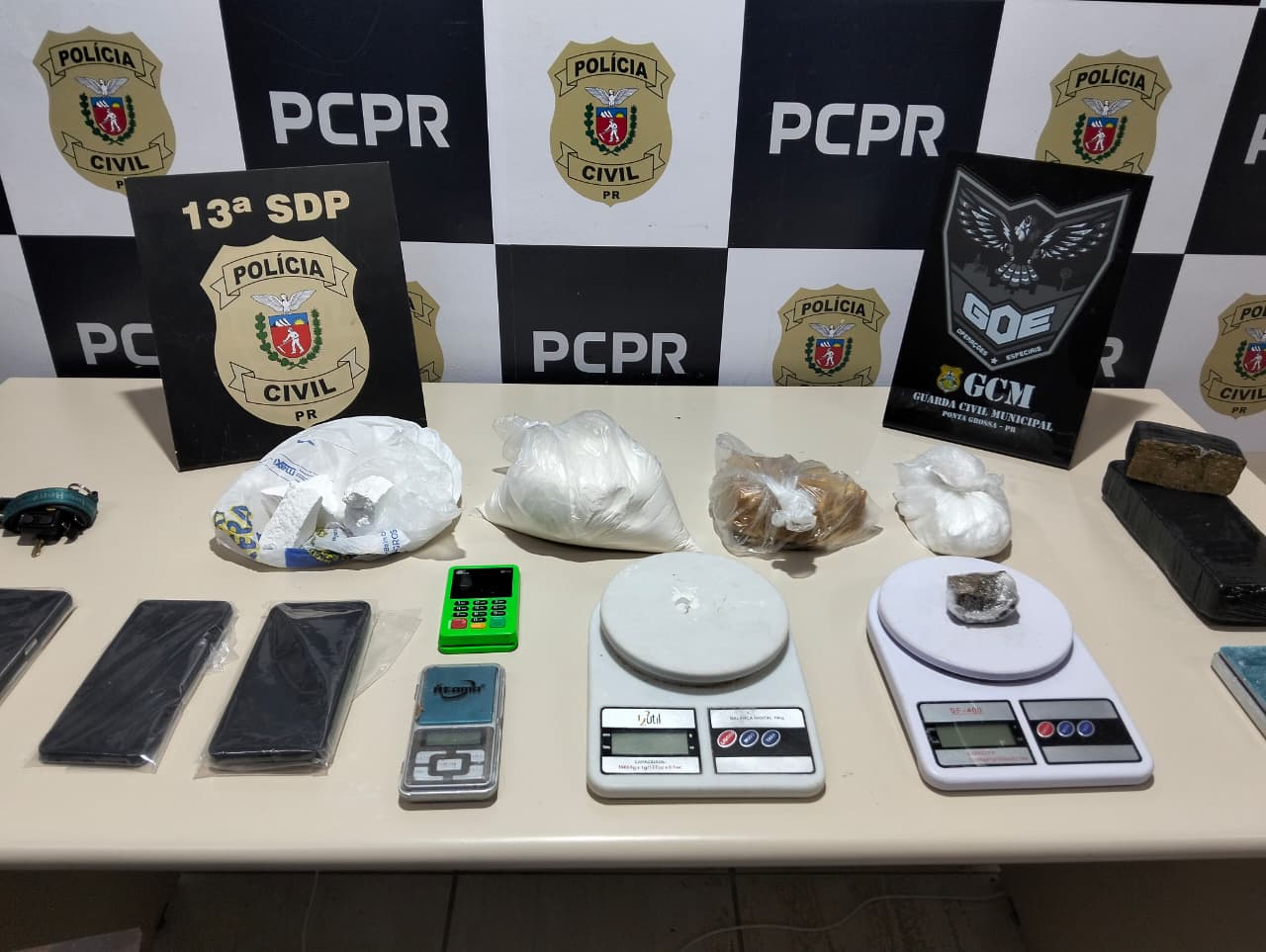 DEPÓSITO DE DROGAS É LOCALIZADO NO BAIRRO CONTORNO EM AÇÃO DA PCPR E GCM; DOIS HOMENS FORAM PRESOS