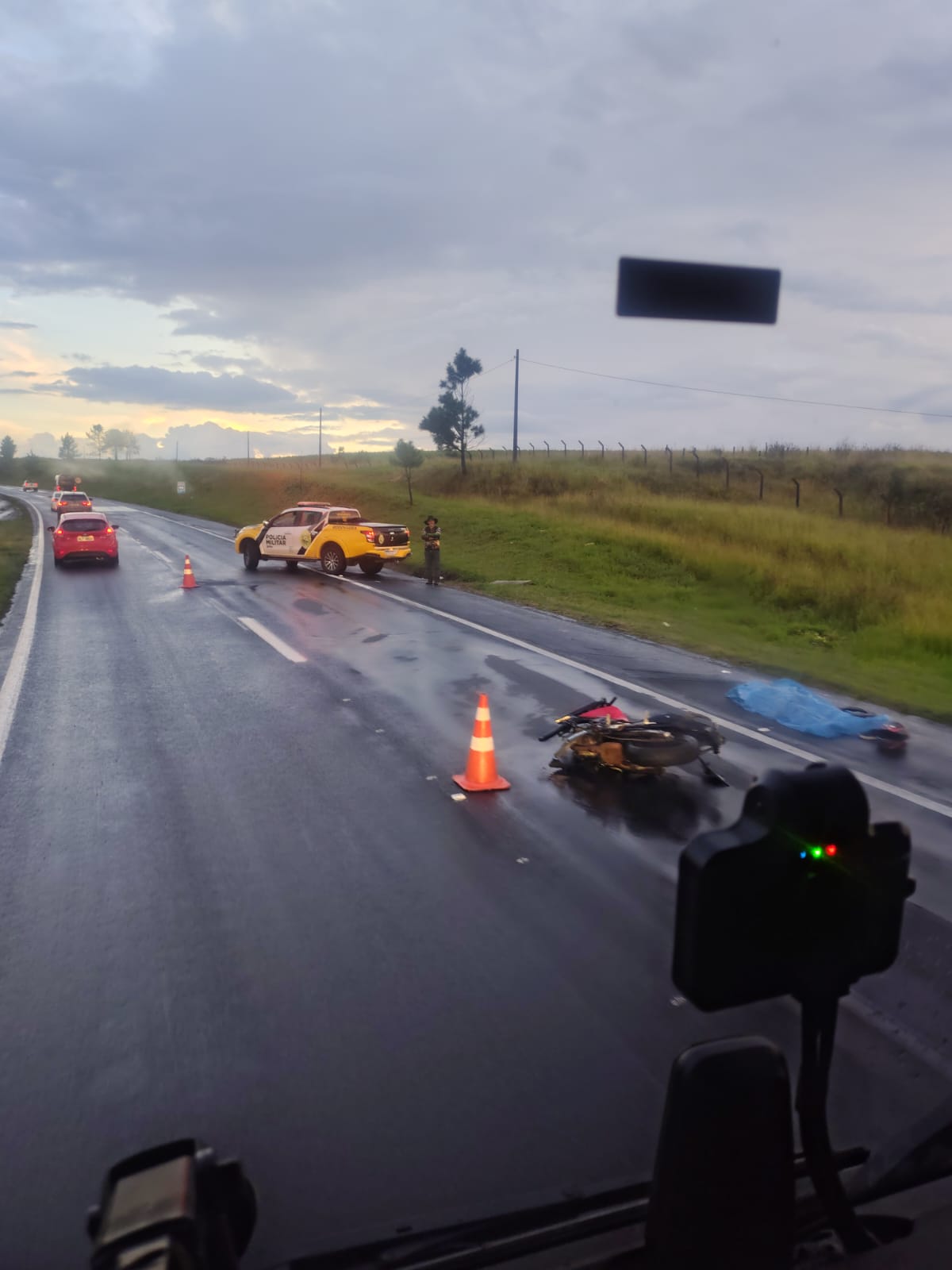 Colisão com capotamento na Vila Liane