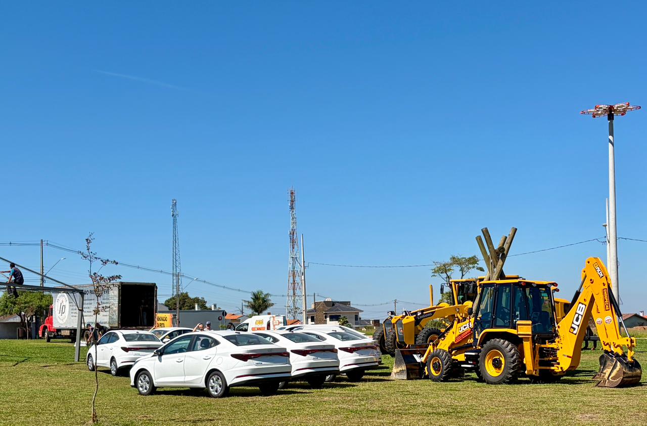 Carambeí faz renovação da frota com doze nove carros e duas motoniveladoras