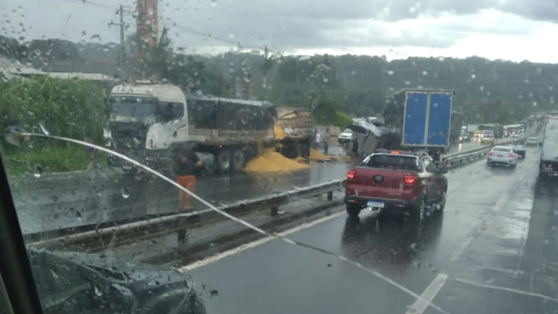 🚨 AGORA: acidente com caminhões bloqueia totalmente rodovia no sentido Curitiba em Ponta Grossa