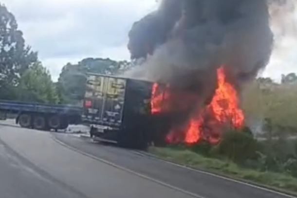 Vídeos | Carreta e caminhão pegam fogo após colisão frontal na BR-153