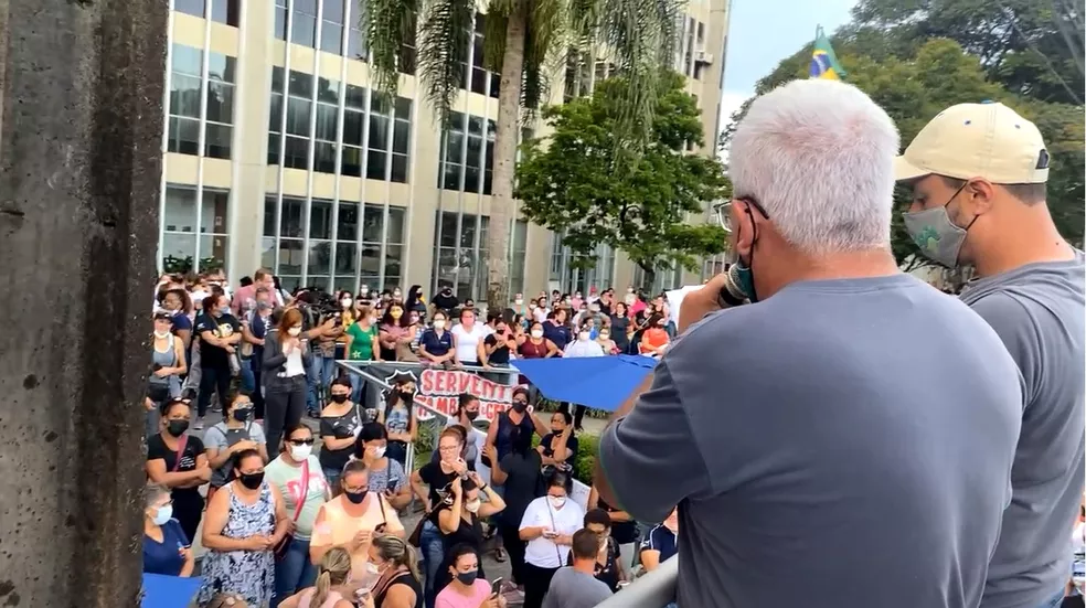 Protesto de servidores pressiona Prefeitura por reajuste salarial
