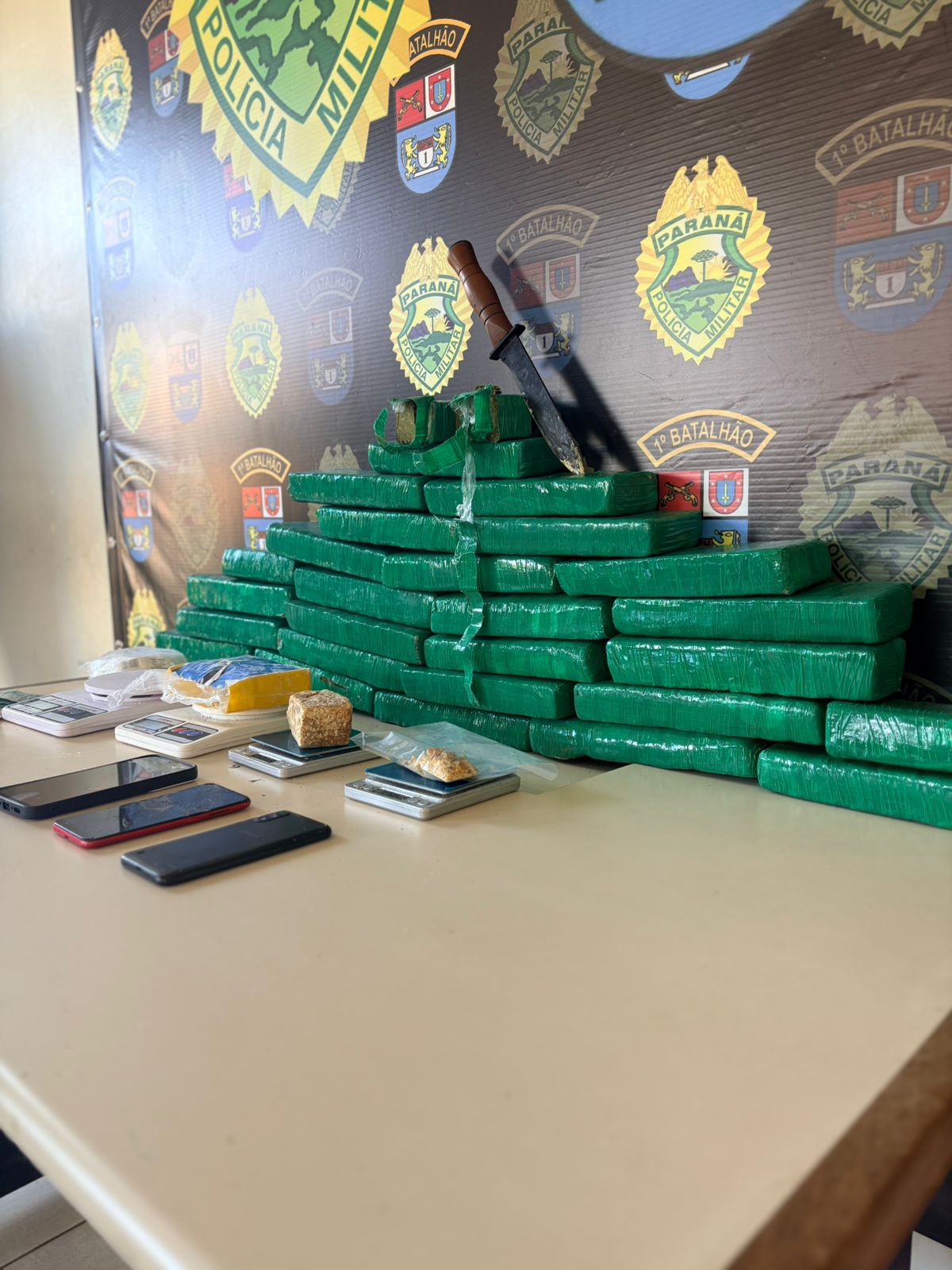 TRÁFICO DE DROGAS É DESARTICULADO DURANTE CUMPRIMENTO DE MANDADO NO CONTORNO