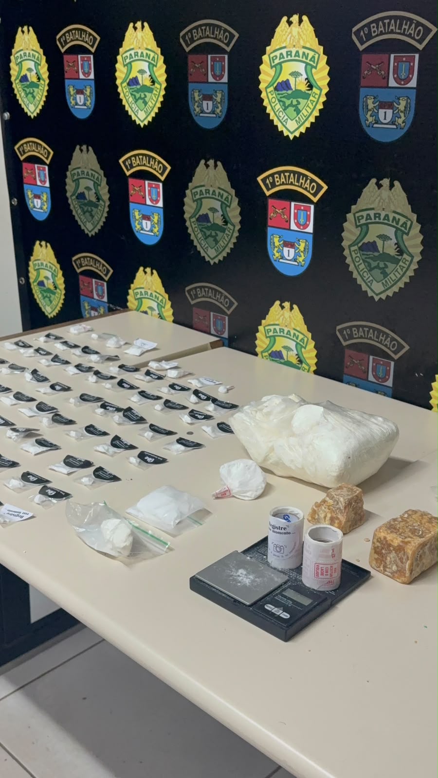 POLÍCIA MILITAR APREENDE MAIS DE 1,8 KG DE DROGAS E PRENDE TRÊS PESSOAS EM AÇÃO INTEGRADA