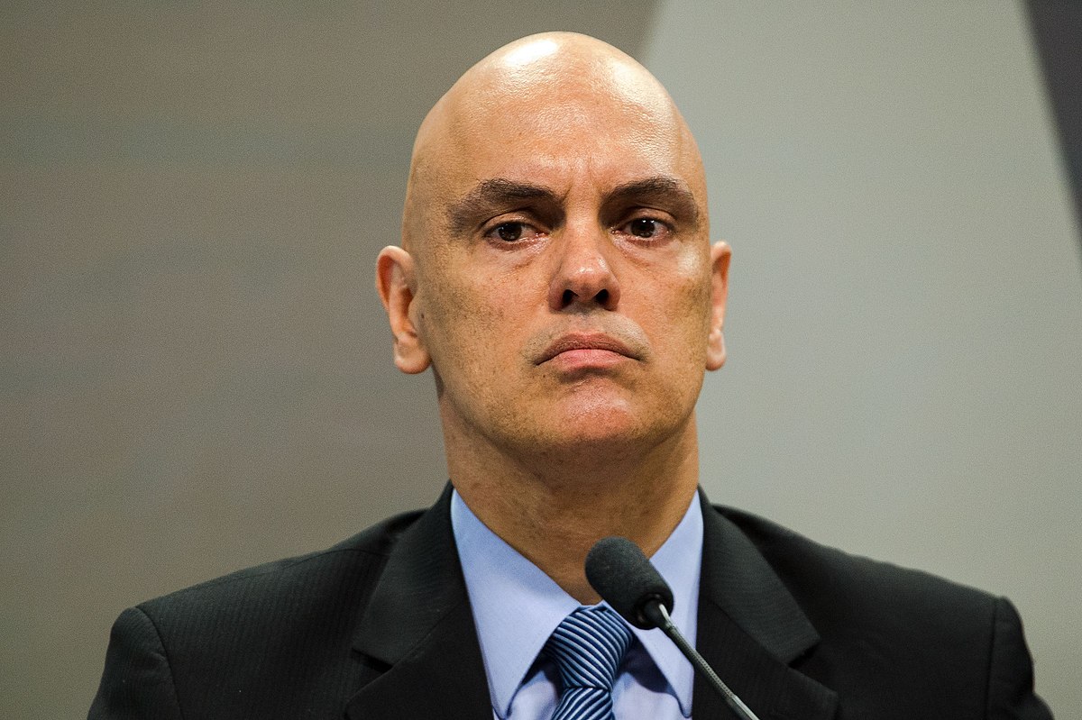 Moraes pede explicações à defesa de Bolsonaro após divulgação de carta por Flávio nas redes sociais