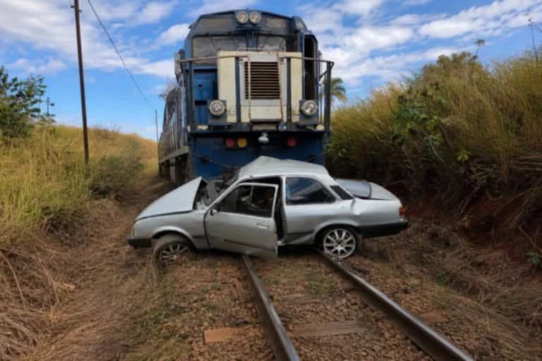 Homem morre após carro ser atingido e arrastado por trem em Califórnia