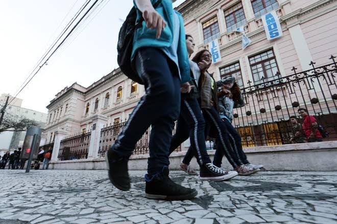 Estudantes retornam às aulas no Paraná com foco no Enem, educação financeira e conscientização sobre apostas online