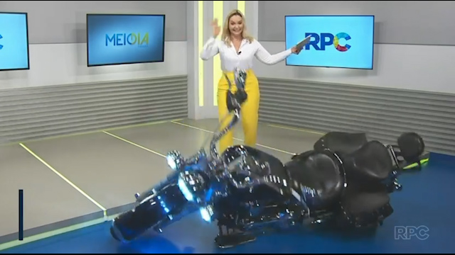Motocicleta cai durante abertura de telejornal ao vivo em Ponta Grossa e cena repercute