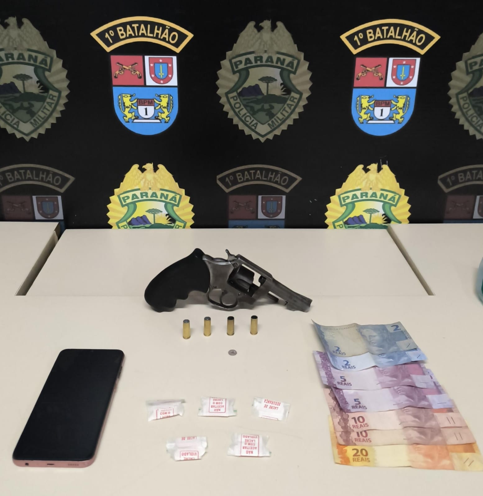 PM PRENDE DOIS HOMENS E APREENDE ARMA DE FOGO E DROGAS APÓS RÁPIDA RESPOSTA A DENÚNCIA DE DISPAROS