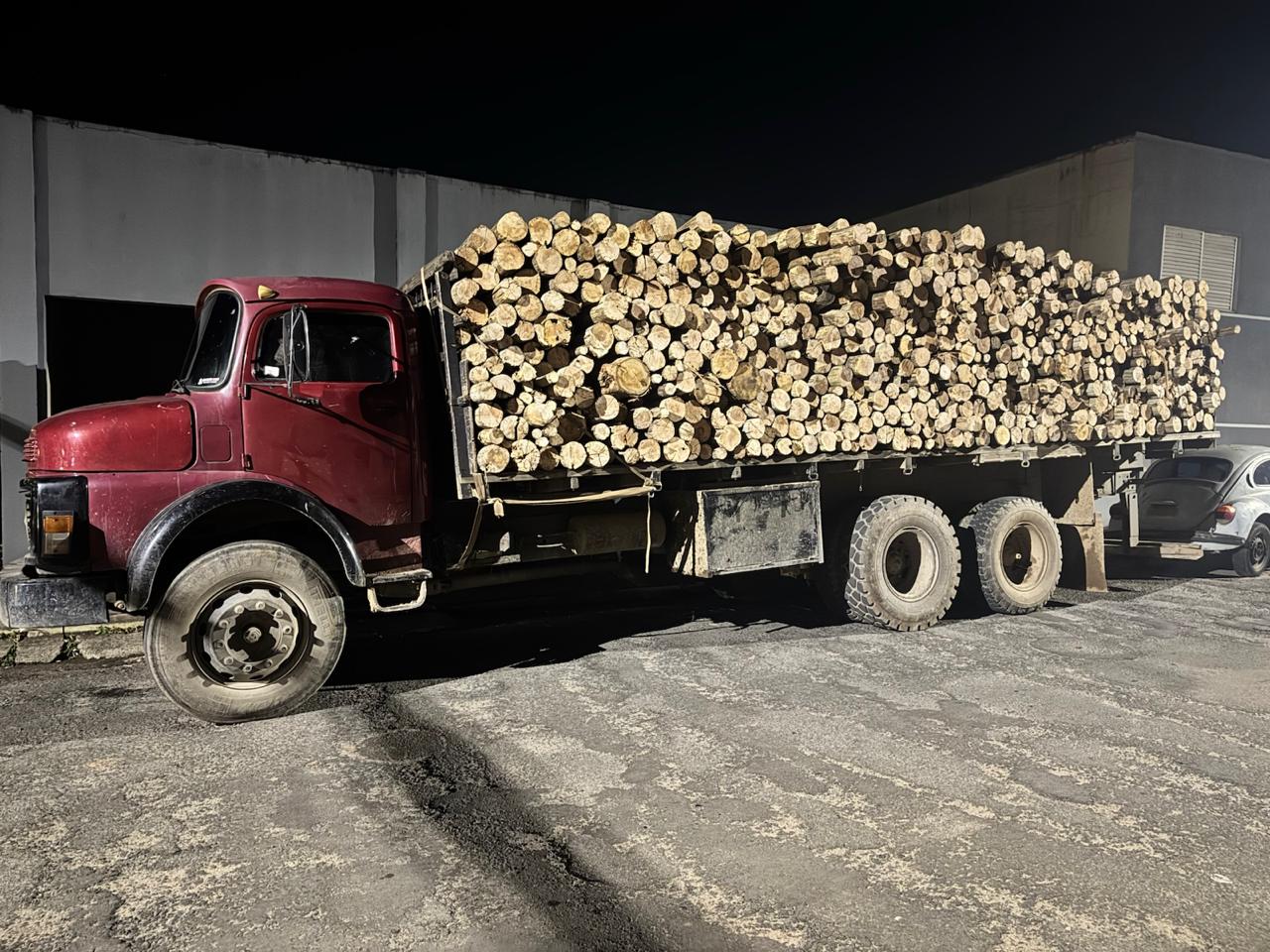 PCPR PRENDE CINCO HOMENS EM FLAGRANTE POR FURTO QUALIFICADO DE MADEIRA E USO ILEGAL DE MOTOSERRA EM JAGUARIAÍVA