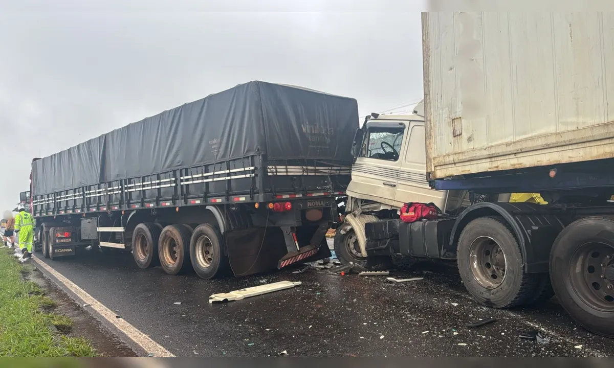 Acidente entre duas carretas provoca congestionamento quilométrico na BR-369, em Londrina