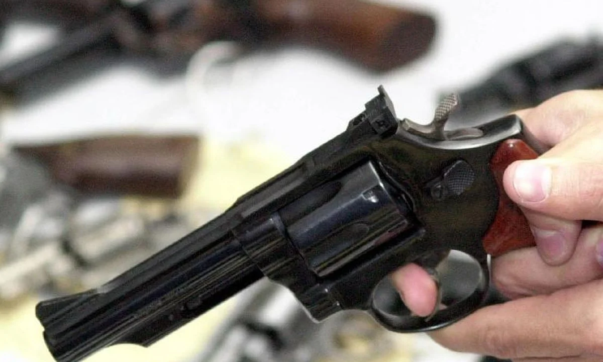 Polícia apreende pistola com numeração suprimida após denúncia de mulher pedindo socorro em Ponta Grossa