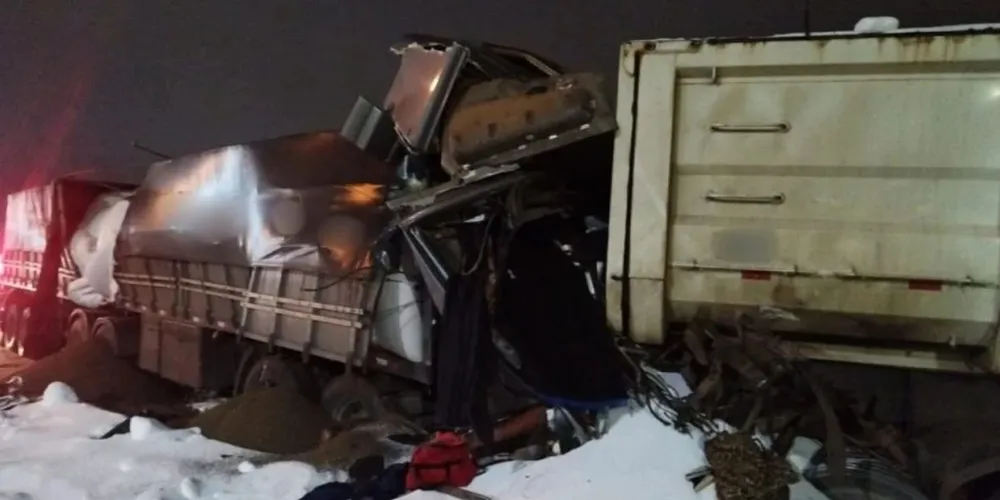 Grave acidente entre dois caminhões deixa dois mortos e interdita trecho da BR-277 em Campo Largo