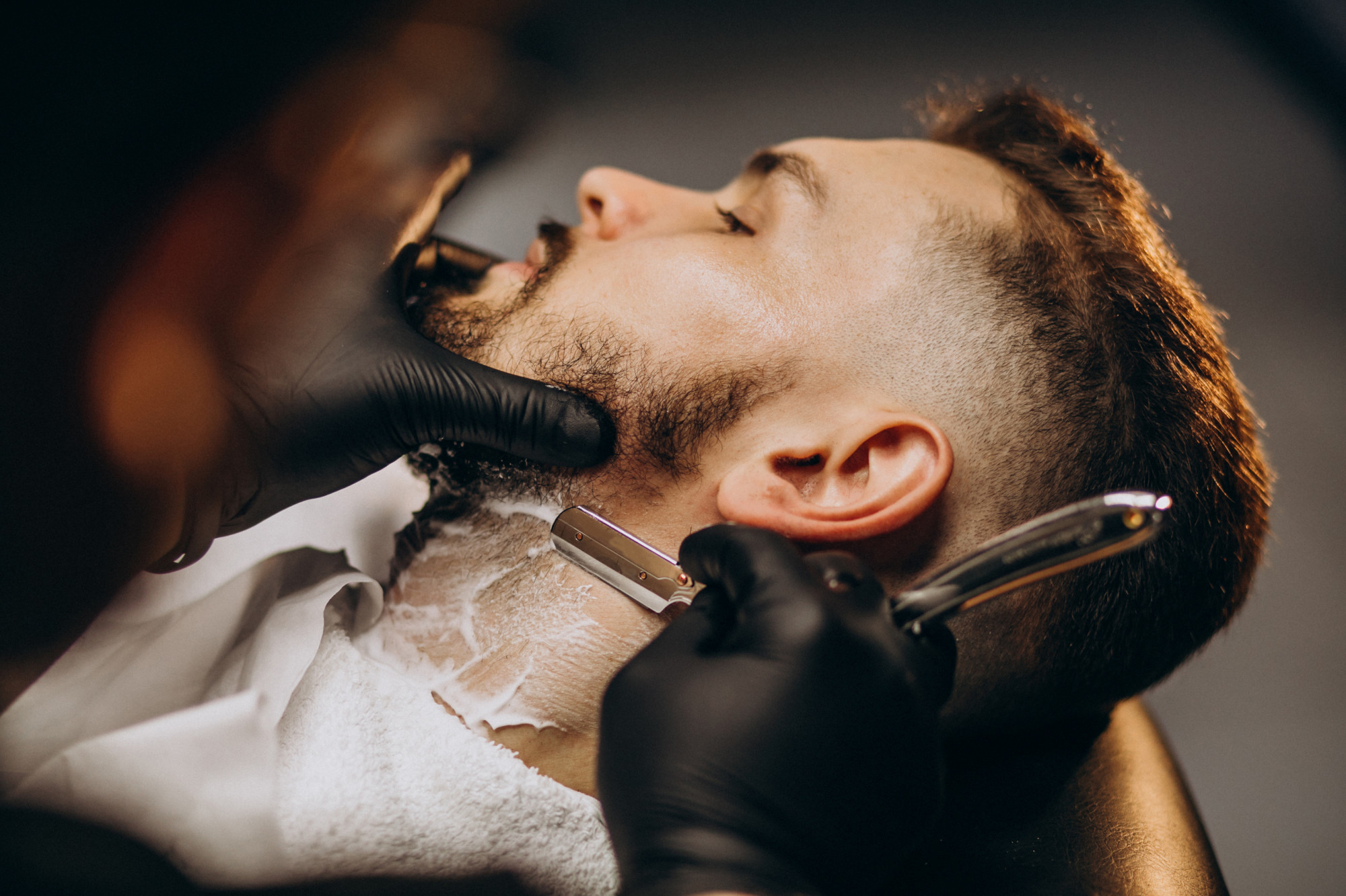 Barbearia nudista fatura R$ 32 mil em uma semana e registra fila de espera de até quatro meses