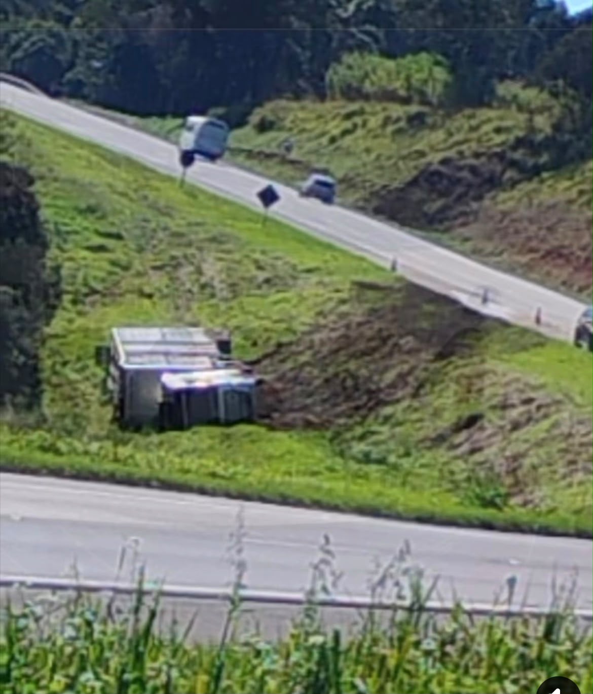 Carreta tomba no canteiro central e causa lentidão na BR-376, em Ponta Grossa