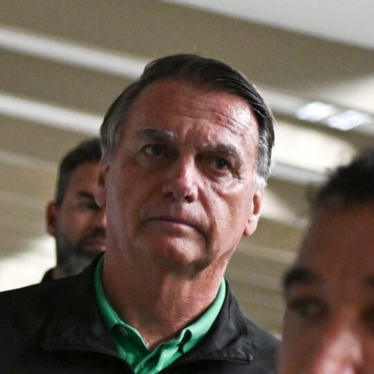 Polícia Federal faz busca na casa de Bolsonaro para verificar presença de armas e munições