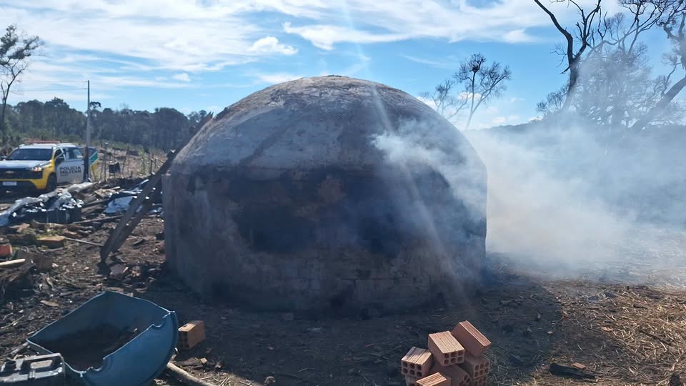 Polícia Ambiental autua carvoaria irregular e aplica multa em Pinhão
