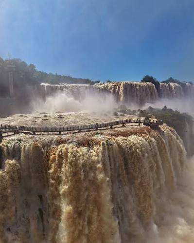 Vazão das Cataratas do Iguaçu chega a 9,1 milhões de litros por segundo e passarela é interditada