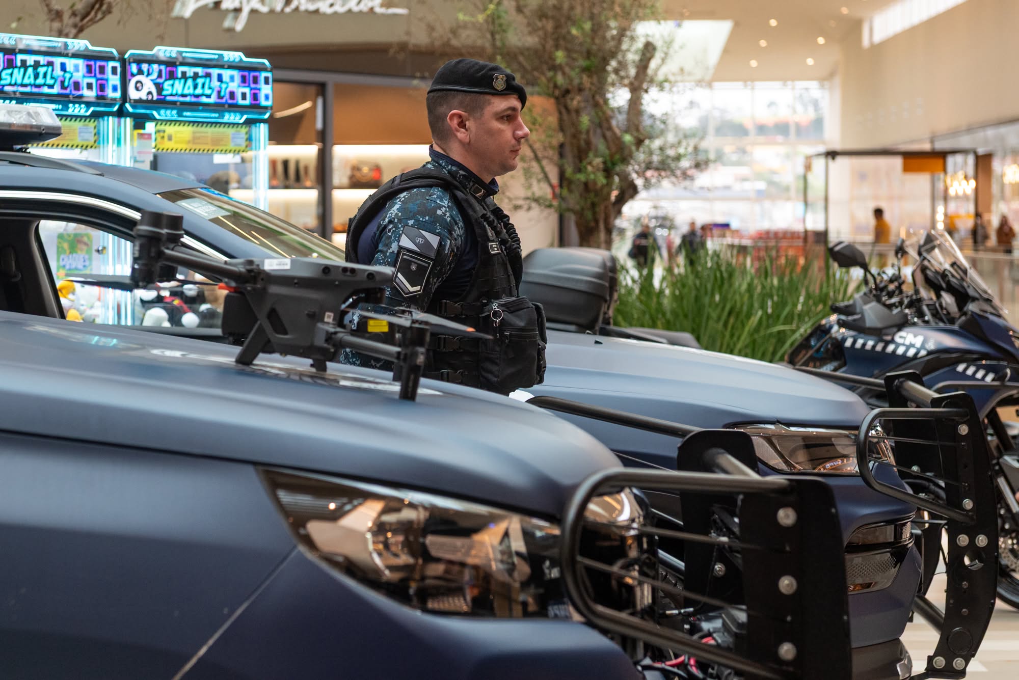 Guarda Civil Municipal e agentes de trânsito apresentam equipamentos em exposição no Shopping Plaza Campos Gerais