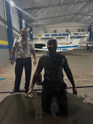 O que é o “banho de óleo”? Tradição da aviação ganha destaque após morte de jovem em Ponta Grossa