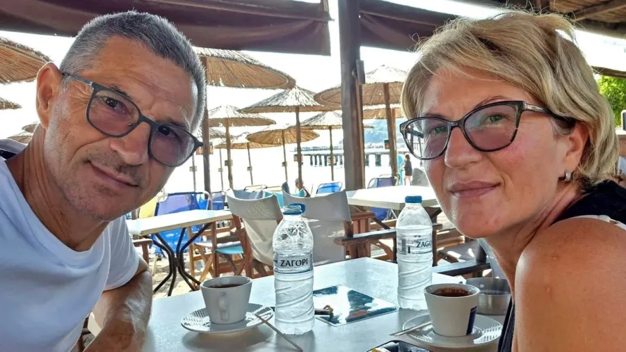 Mulher relata como impediu marido de ser sugado para fora de avião após janela se soltar em voo