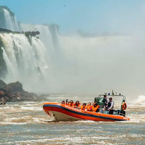 Como funciona o passeio de barco nas Cataratas do Iguaçu onde turista holandês morreu