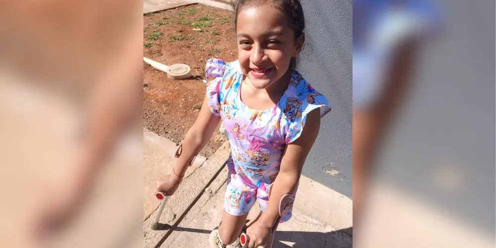 Mãe transforma casa em bazar solidário para custear tratamento da filha com paralisia cerebral em Ponta Grossa