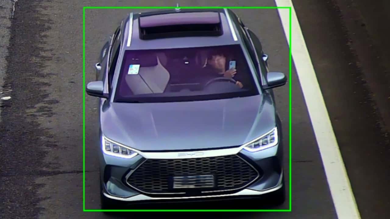 Radar com inteligência artificial começa a multar motoristas usando celular e sem cinto de segurança