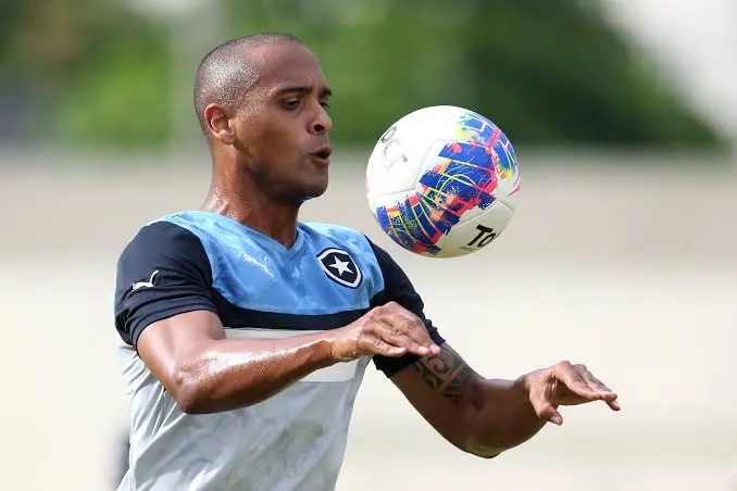 Ex-jogador do Botafogo morre após queda de muro durante temporal no Rio de Janeiro