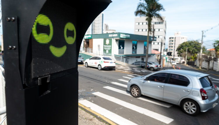 Ponta Grossa testa totem com inteligência artificial para reforçar segurança em cruzamento