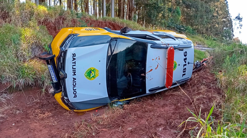 Viatura da PM tomba durante perseguição e suspeito foge para área de mata no Paraná