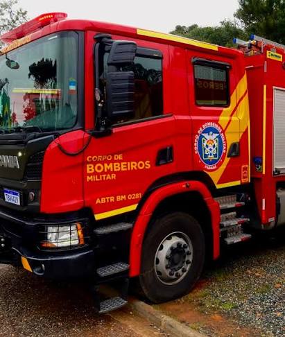 Incêndio de grandes proporções atinge casa de madeira em Ponta Grossa