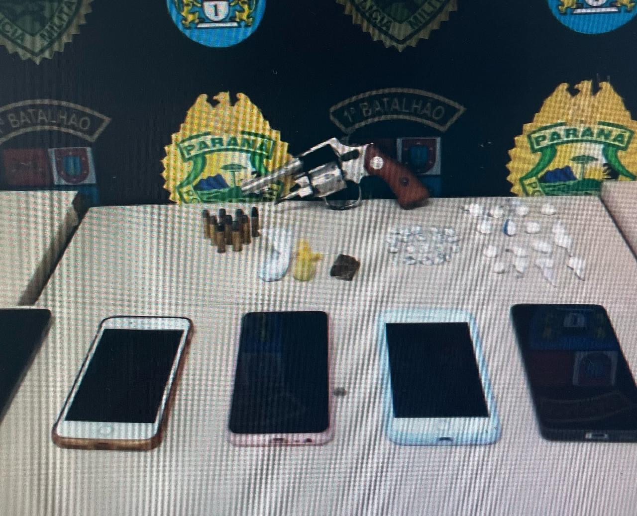 Homem com mandado de prisão é detido e polícia apreende arma e drogas em Ponta Grossa