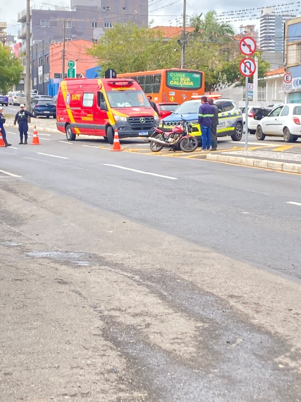 Mulher fica ferida após ser atropelada por motocicleta na Avenida Visconde de Taunay, em Ponta Grossa