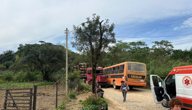 Colisão entre caminhão e ônibus escolar deixa cinco feridos em Bocaiúva do Sul