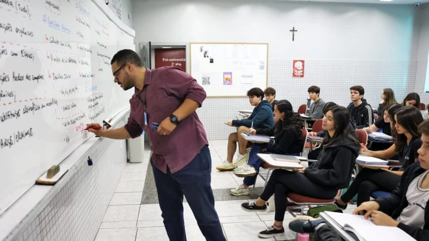Nova lei determina cartazes com deveres de professores nas escolas de Ponta Grossa